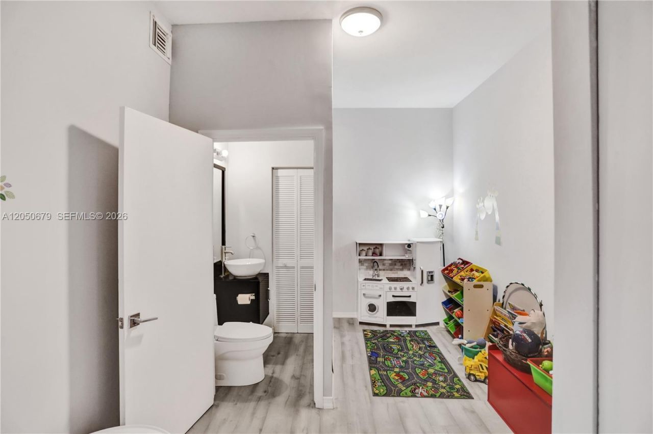 3135 Gifford Ln, Unit A, Miami, FL 33133 Photo