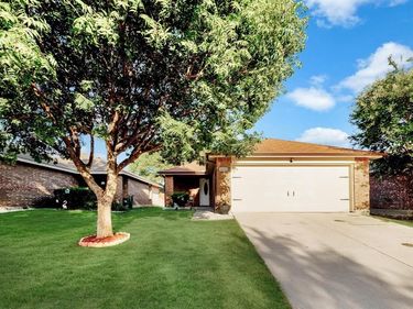 8836 Valley River Drive, Fort Worth, TX 76244