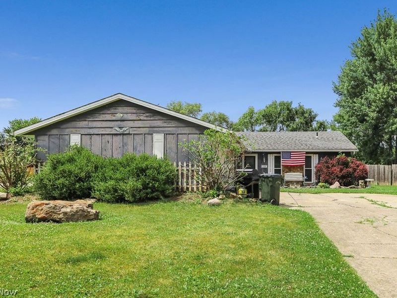 109 Monticello Circle, Elyria, OH 44035 Photo 2