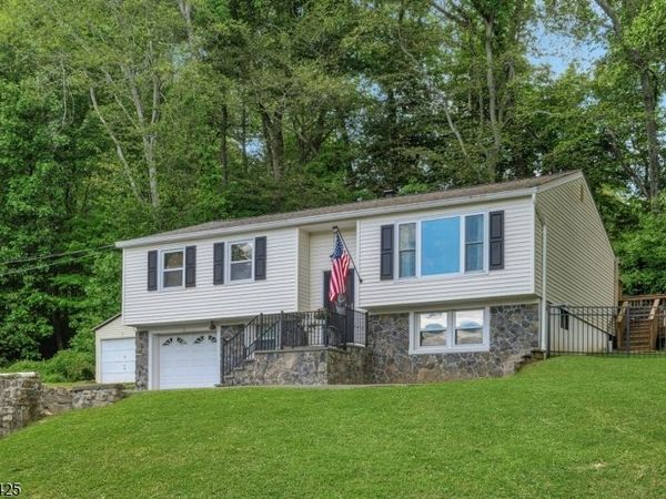 3 S Hillside Dr, Mount Olive, NJ 07828