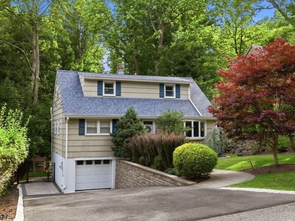49 Pawnee Ave, Oakland, NJ 07436