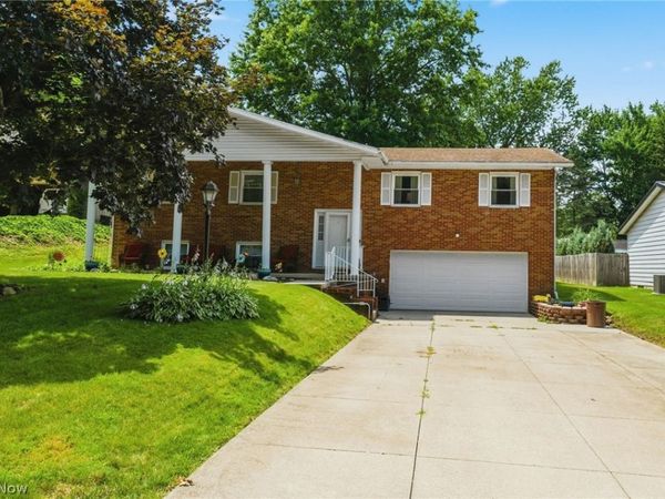 912 S Azalea Boulevard , Barberton, OH 44203