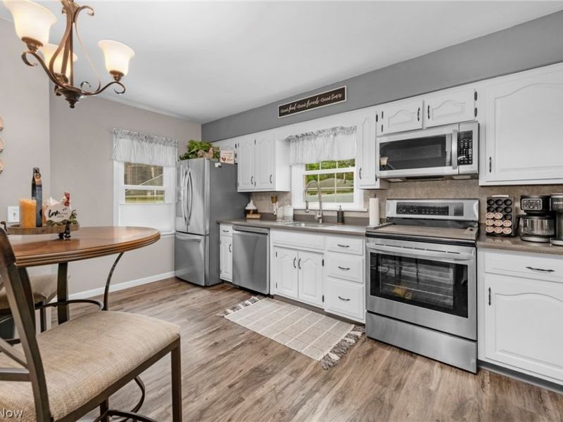 984 Cleveland Avenue, Amherst, OH 44001 Photo 9