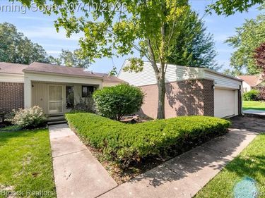 5229 Simpson Lake Road, West Bloomfield Twp, MI 48323