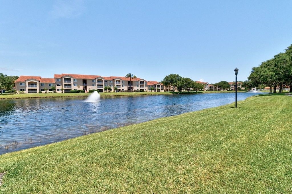 1590 S 42nd Circle, Unit 207, Vero Beach, FL 32967 Photo