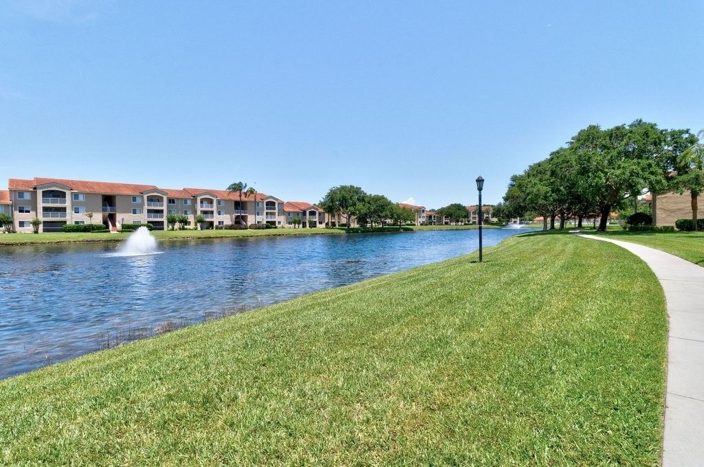 1590 S 42nd Circle, Unit 207, Vero Beach, FL 32967 Photo
