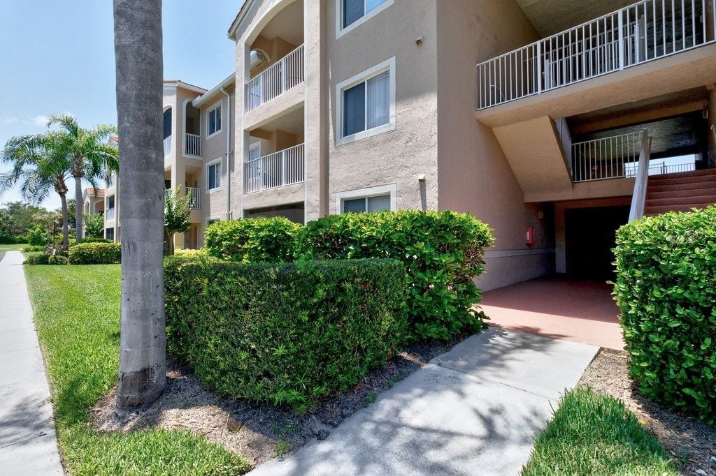 1590 S 42nd Circle, Unit 207, Vero Beach, FL 32967 Photo