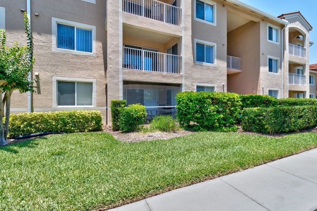 1590 S 42nd Circle, Unit 207, Vero Beach, FL 32967 Photo