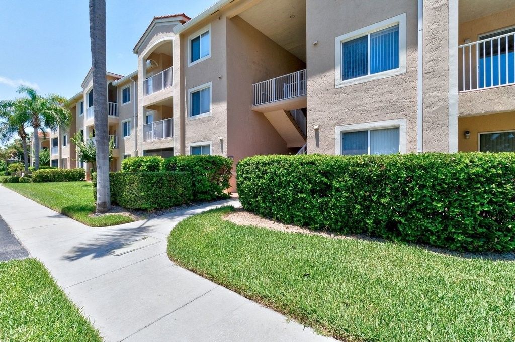 1590 S 42nd Circle, Unit 207, Vero Beach, FL 32967 Photo