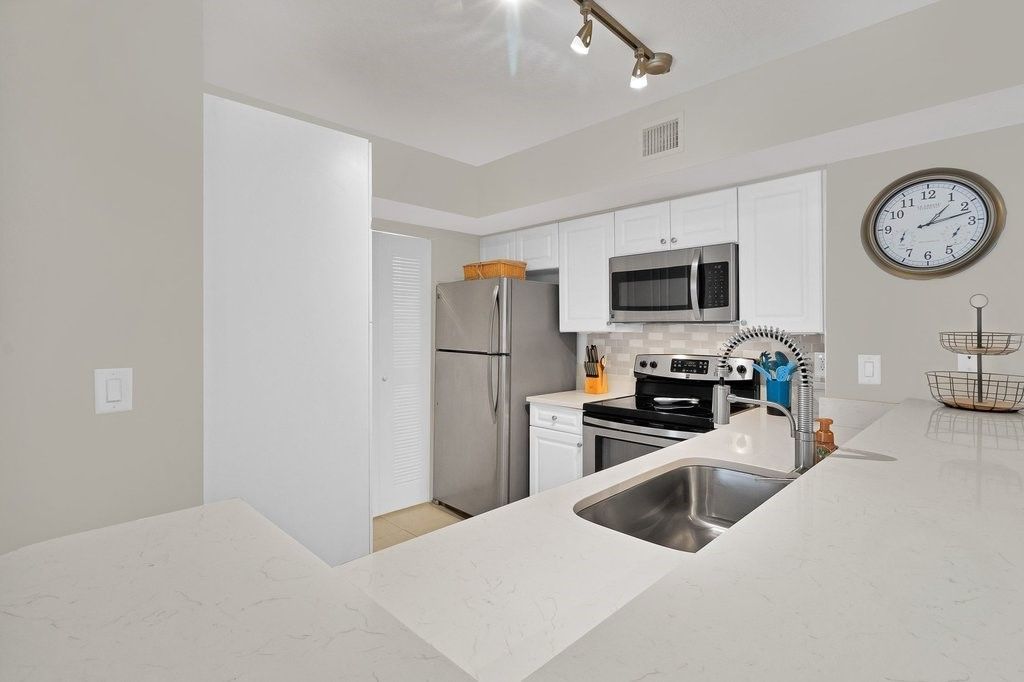 1590 S 42nd Circle, Unit 207, Vero Beach, FL 32967 Photo