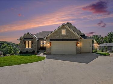 10200 River Hills Drive, Parkville, MO 64152
