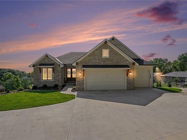 10200 River Hills Drive, Parkville, MO 64152