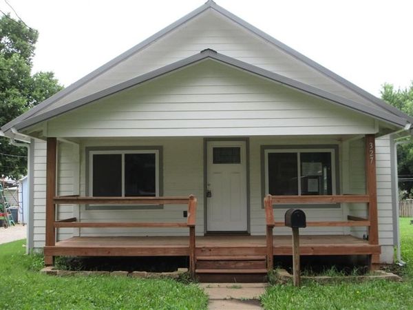 327 W 9th Avenue, Garnett, KS 66032