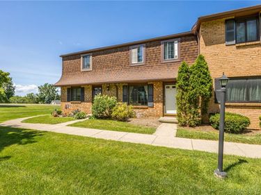 8 Surrey Hill, Rochester, NY 14623