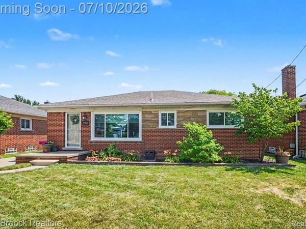 27720 Jefferson Avenue, St. Clair Shores, MI 48081