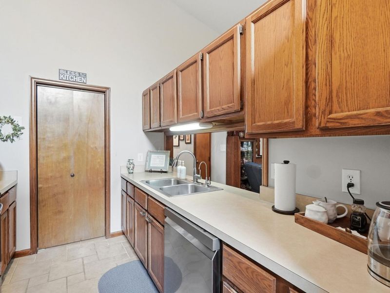 3111 Rivermill Drive, Unit 29, Columbus, OH 43220 Photo 13