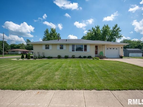 801 W RANDOLPH Street, Roanoke, IL 61561
