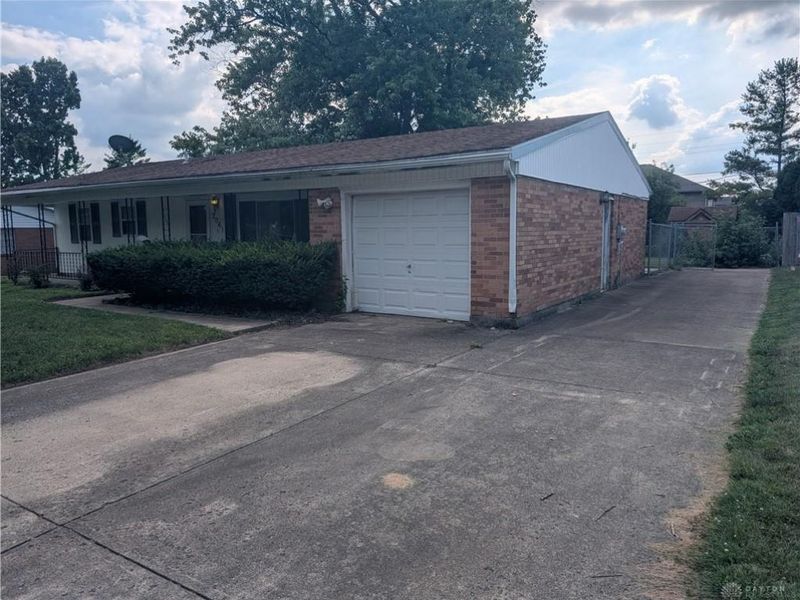 2061 S Lakeman Drive, Bellbrook, OH 45305 Photo 2