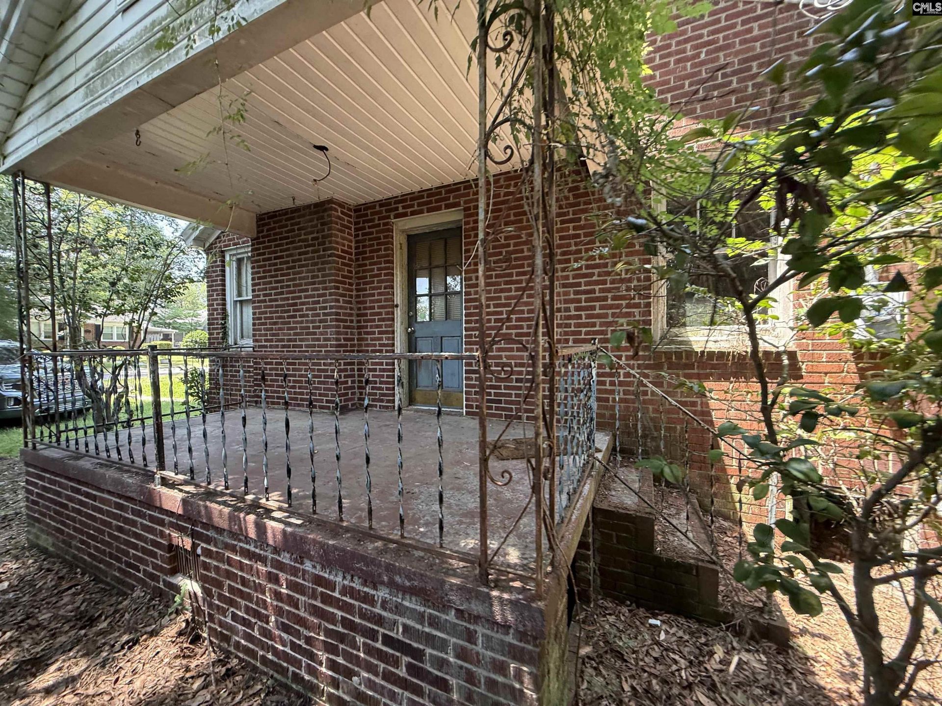 718 Michaelmas Avenue  Photo 6