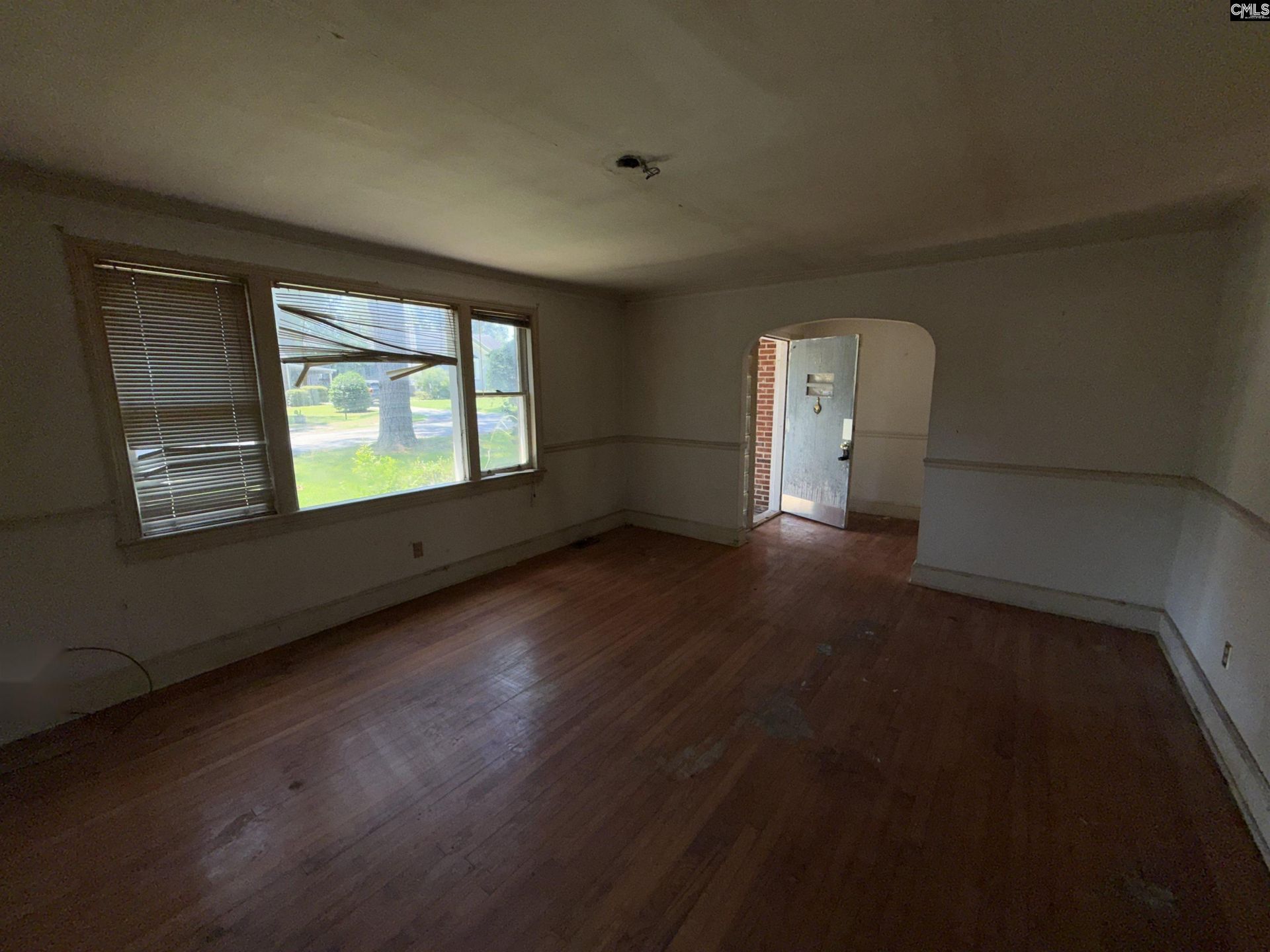 718 Michaelmas Avenue  Photo 9
