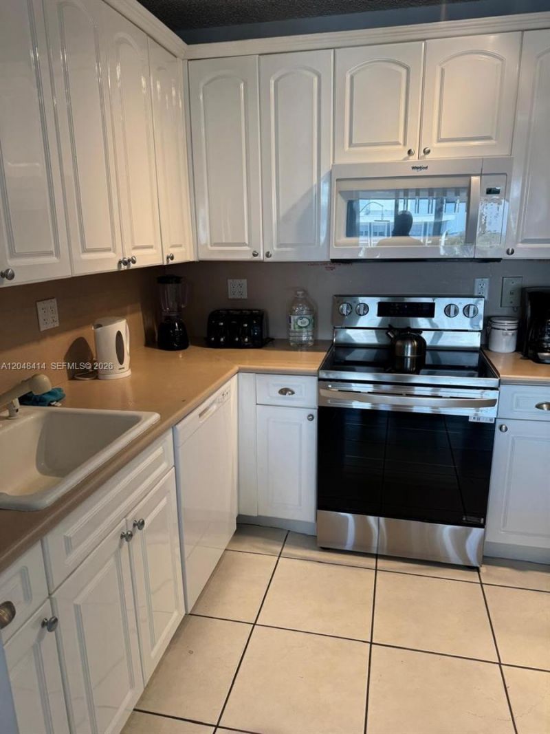 5601 Collins Ave , Unit 823, Miami Beach, FL 33140 Photo