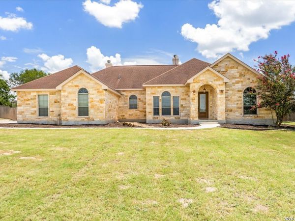 160 ABREGO LAKE DR, Floresville, TX 78114