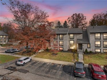 6330 Greenwood, Unit 103, Sagamore Hills, OH 44067