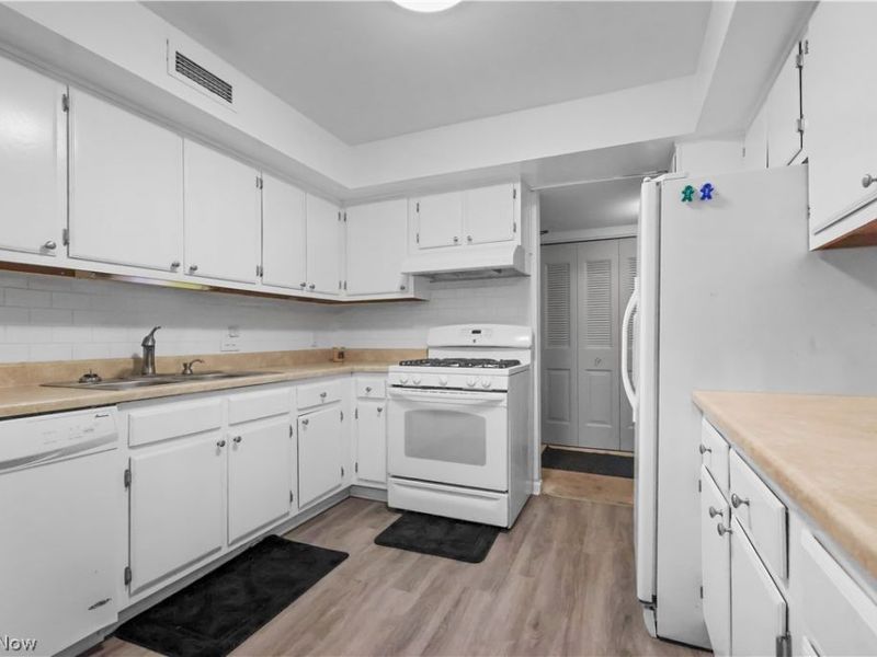 6330 Greenwood, Unit 103, Sagamore Hills, OH 44067 Photo 10