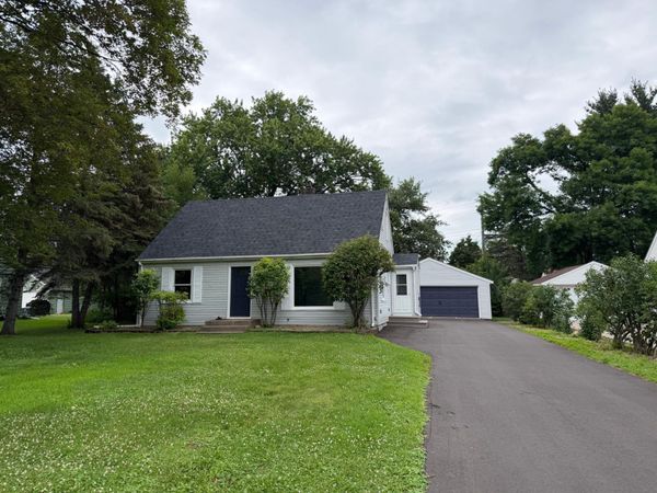 1051 Burke Avenue W, Roseville, MN 55113