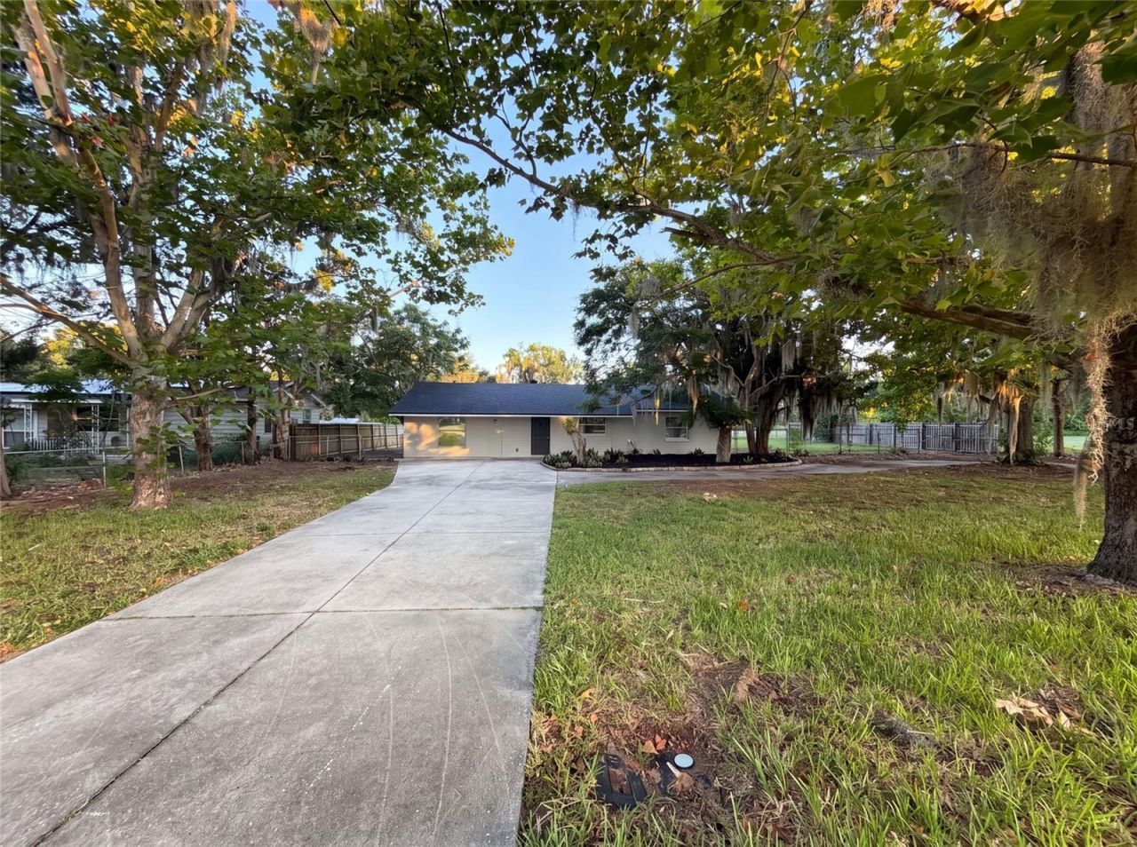 827 Dora Avenue , Tavares, FL 32778 Photo