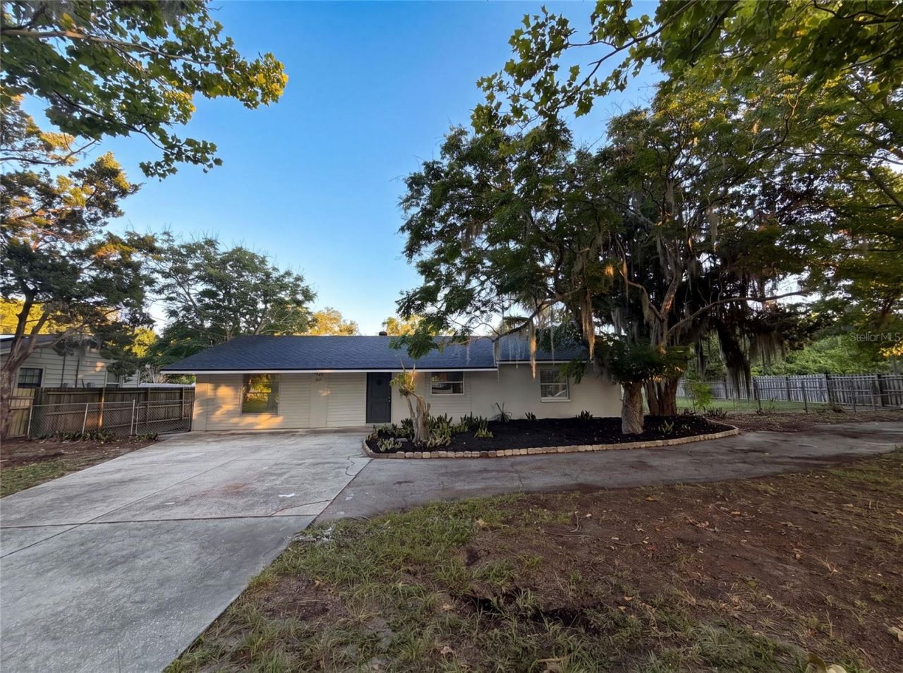 827 Dora Avenue , Tavares, FL 32778 Photo