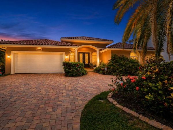 2001 ILLINOIS AVE NE, ST PETERSBURG, FL 33703