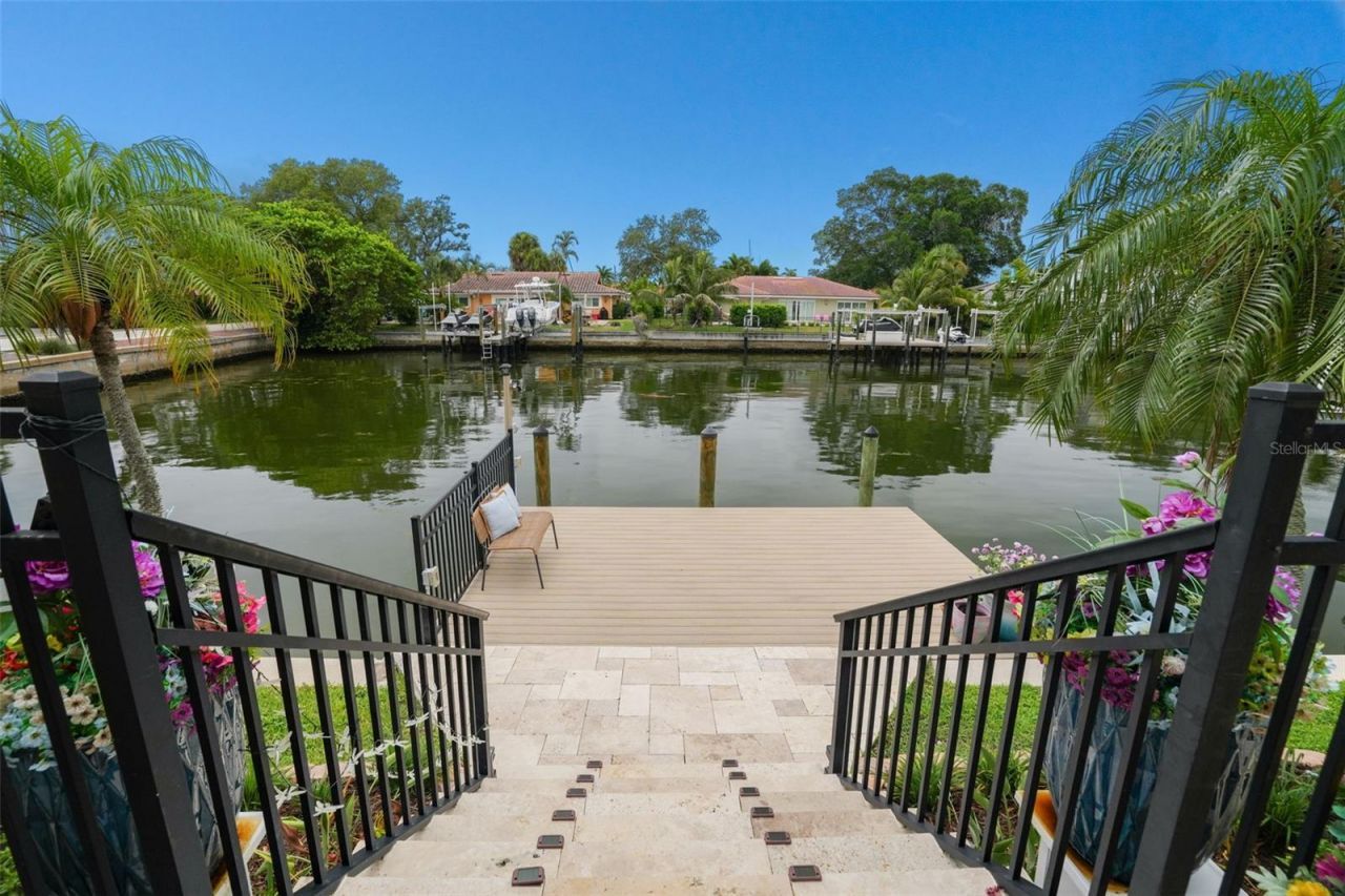 2001 Illinois Ave Ne, Saint Petersburg, FL 33703 Photo