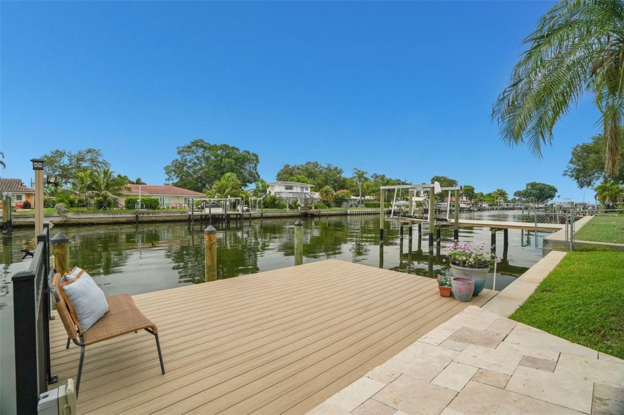 2001 Illinois Ave Ne, Saint Petersburg, FL 33703 Photo