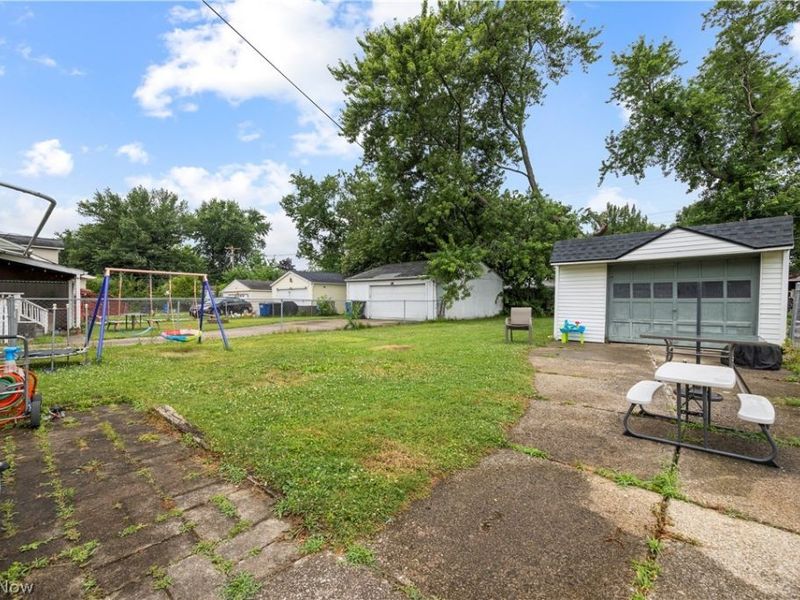 18318 Homeway Road, Cleveland, OH 44135 Photo 4