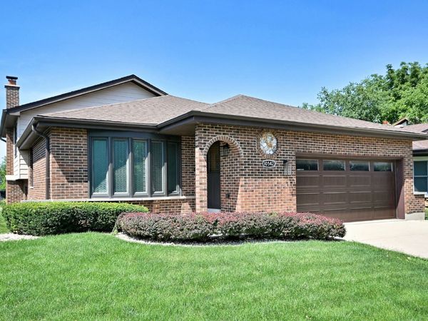 10542 Camelot Street , Westchester, IL 60154
