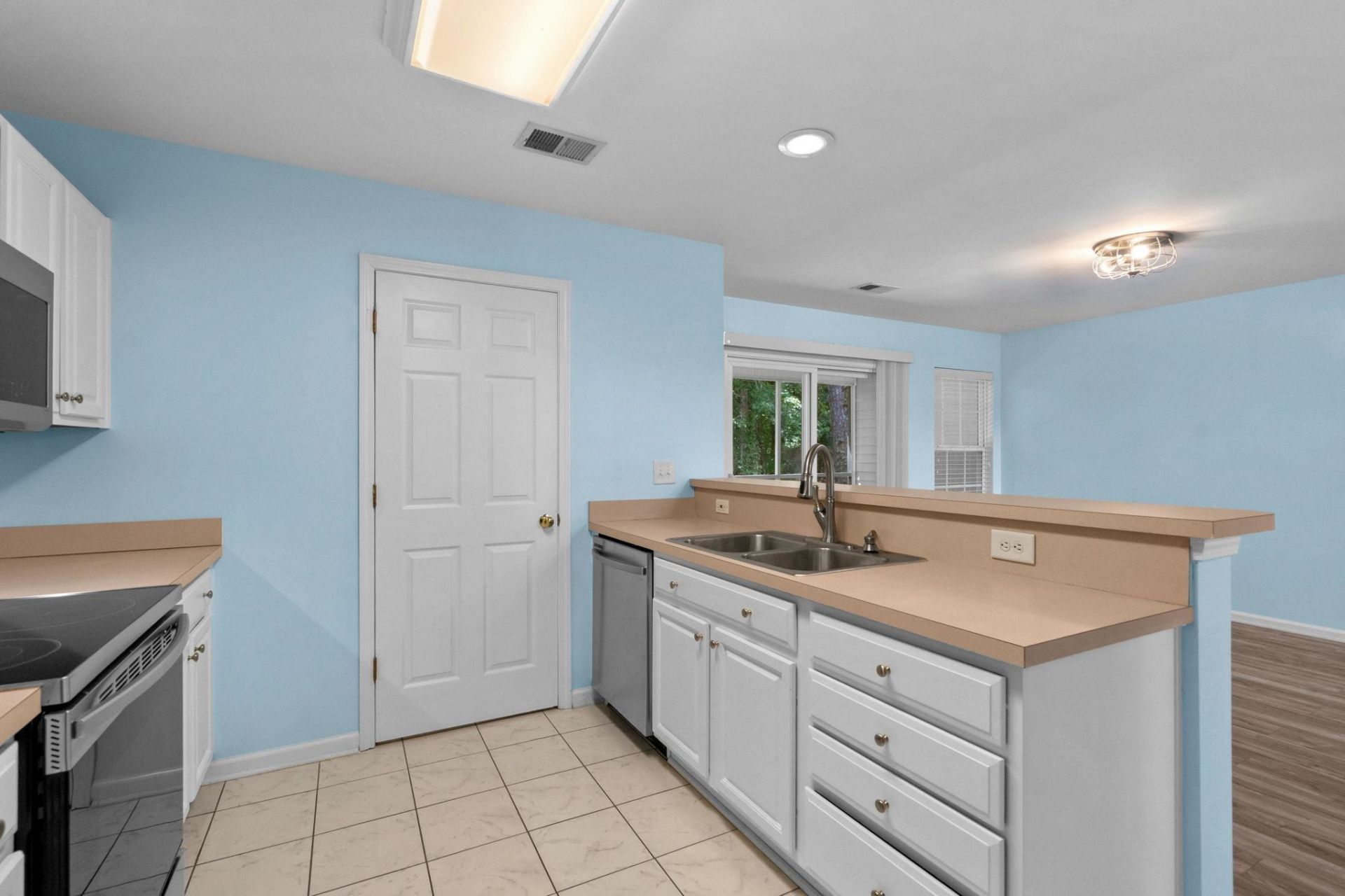 1096 Harvest Circle  Photo 12