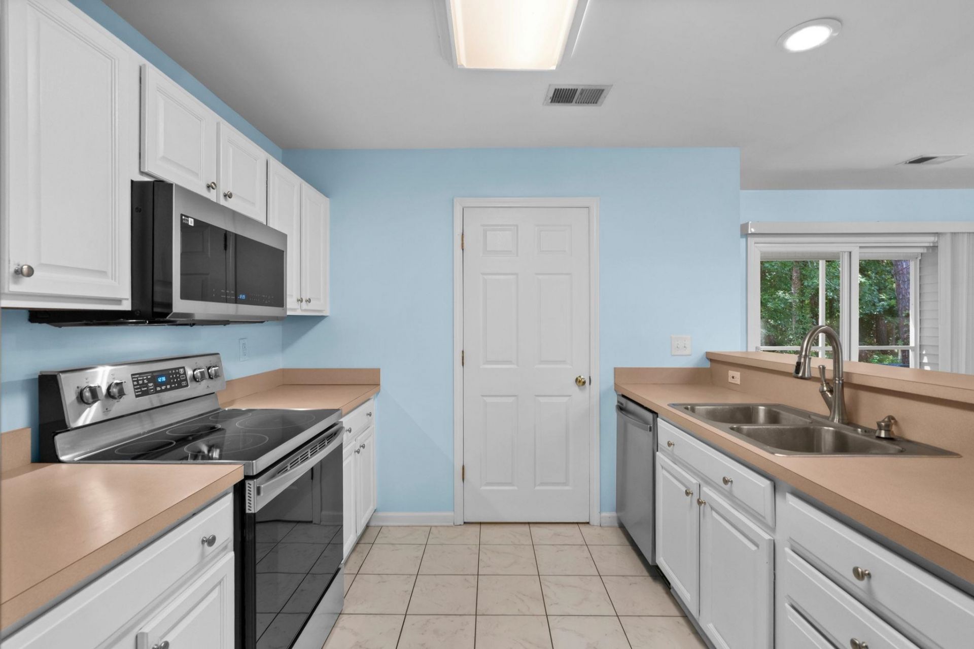 1096 Harvest Circle  Photo 13
