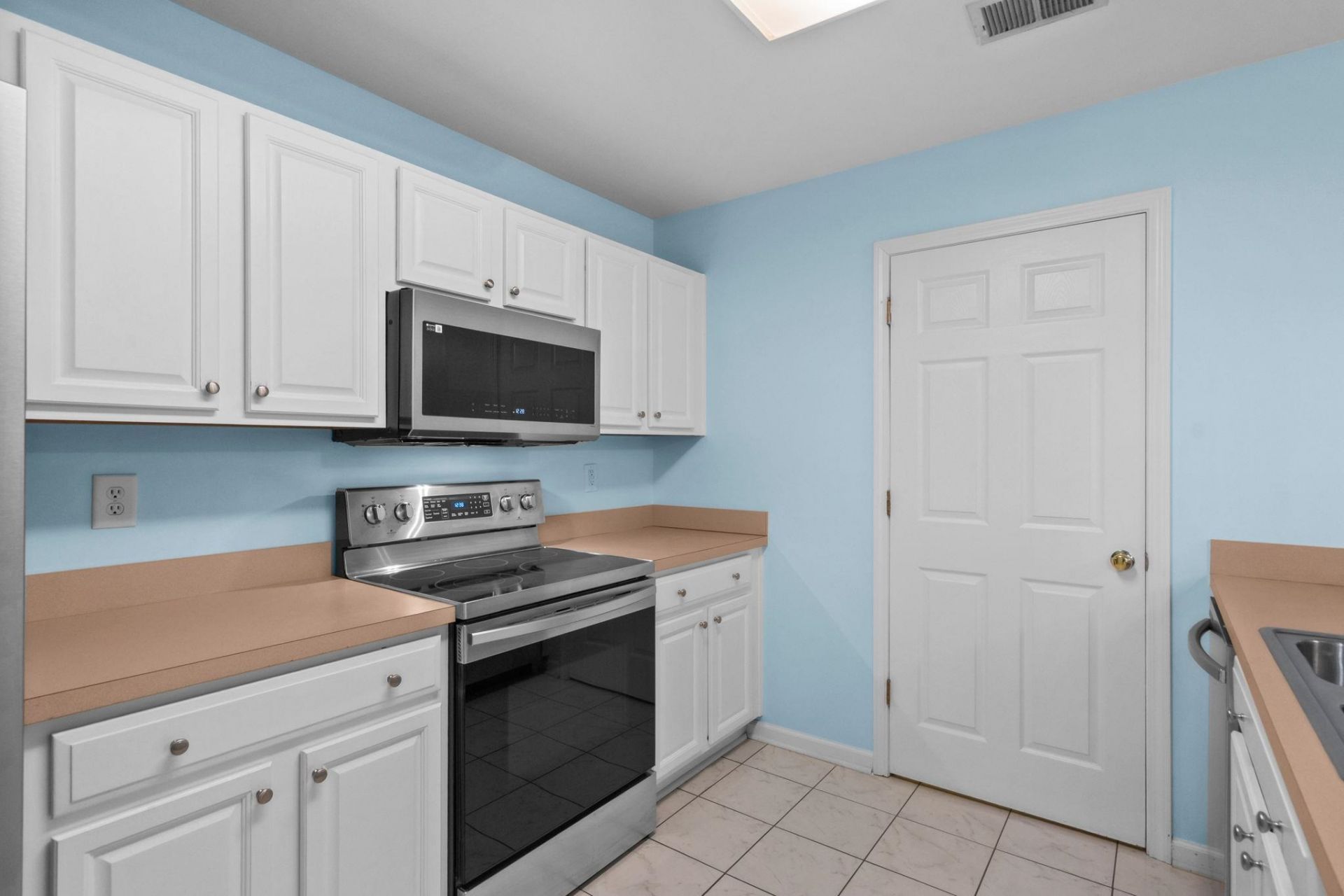 1096 Harvest Circle  Photo 14