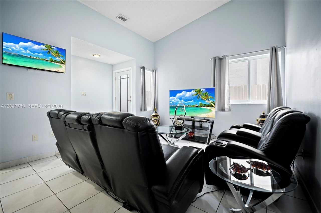 7581 W 29th Way, Hialeah, FL 33018 Photo