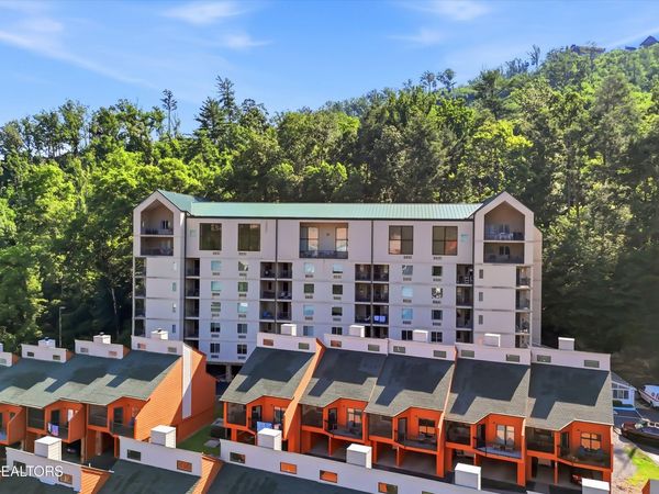 413 Baskins Creek Rd, Gatlinburg, TN 37738