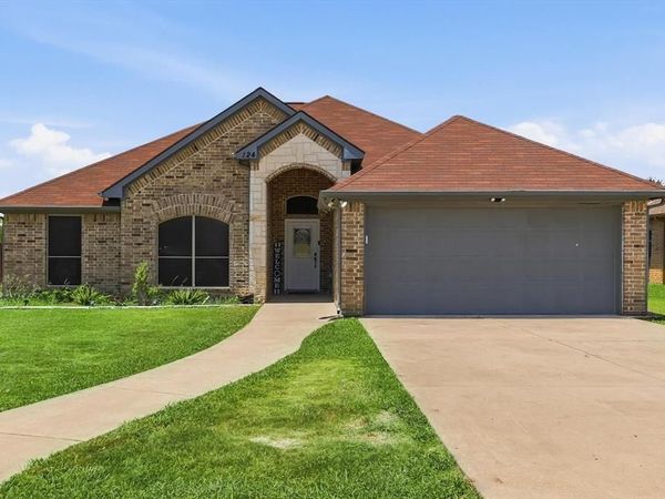 124 Chambers Creek Circle, Maypearl, TX 76064