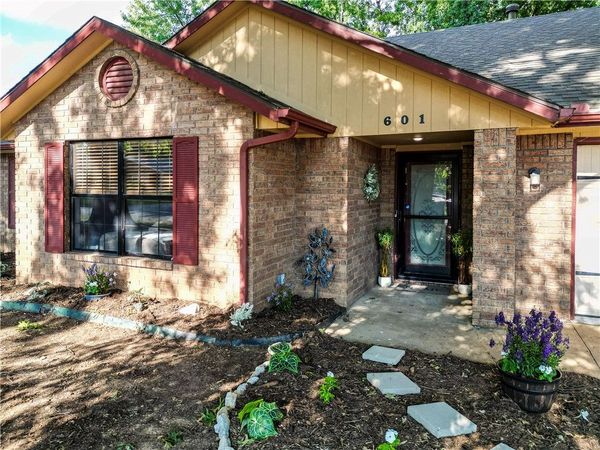 601 Garland Place , Lowell, AR 72745