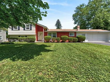 11 Parkwood Lane, Penfield, NY 14526