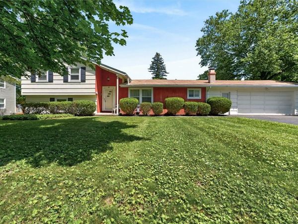 11 Parkwood Lane , Penfield, NY 14526