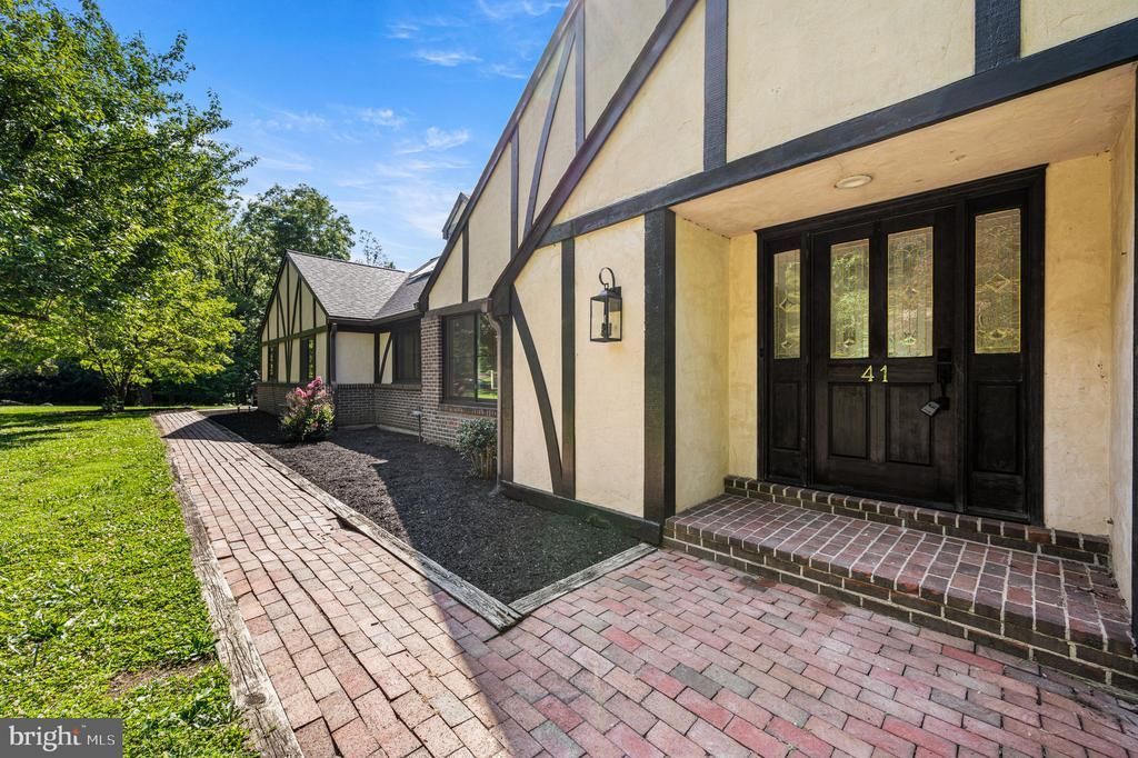 41 DEVON DRIVE, READING, PA 19606