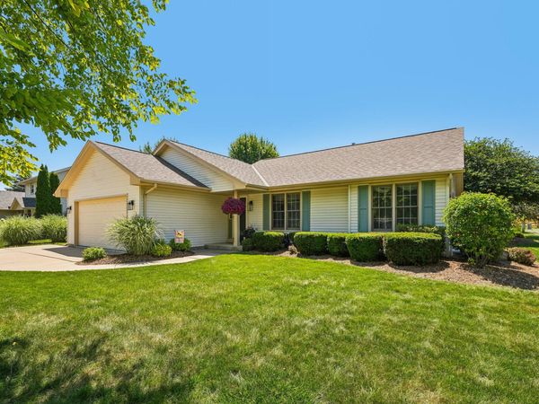 1131 E Sommers Dr, Oak Creek, WI 53154