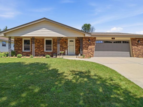 2220 E Hickory Dr, Oak Creek, WI 53154