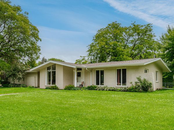 201 Roberts Dr, Mukwonago, WI 53149