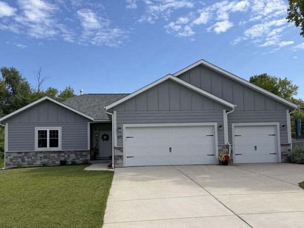 491 Thurow Dr, Oconomowoc, WI 53066